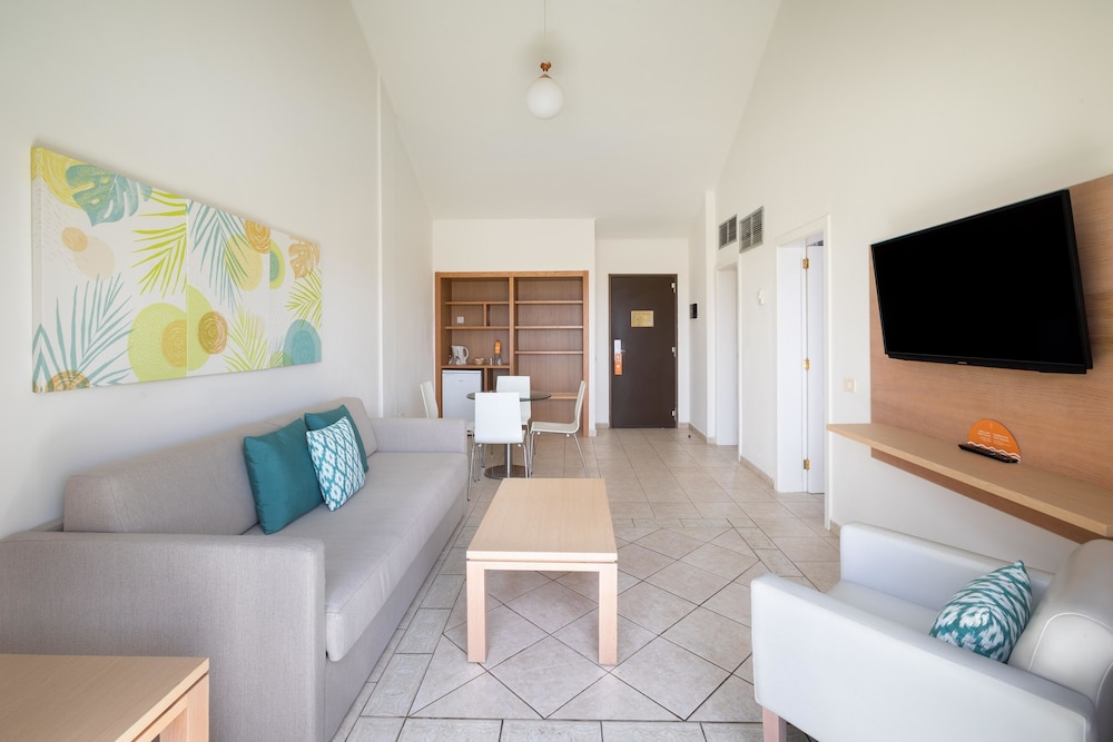 Habitación doble Balcón o Terraza Superior Vista ciudad Premium Sofá Cama incluido 2 Camas individuales del hotel Tagoro Family and Fun Costa Adeje. Foto 8