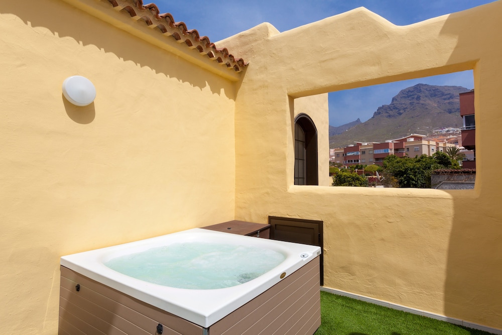 Habitación doble Balcón o Terraza Superior Vista ciudad Premium Sofá Cama incluido 2 Camas individuales del hotel Tagoro Family and Fun Costa Adeje. Foto 9