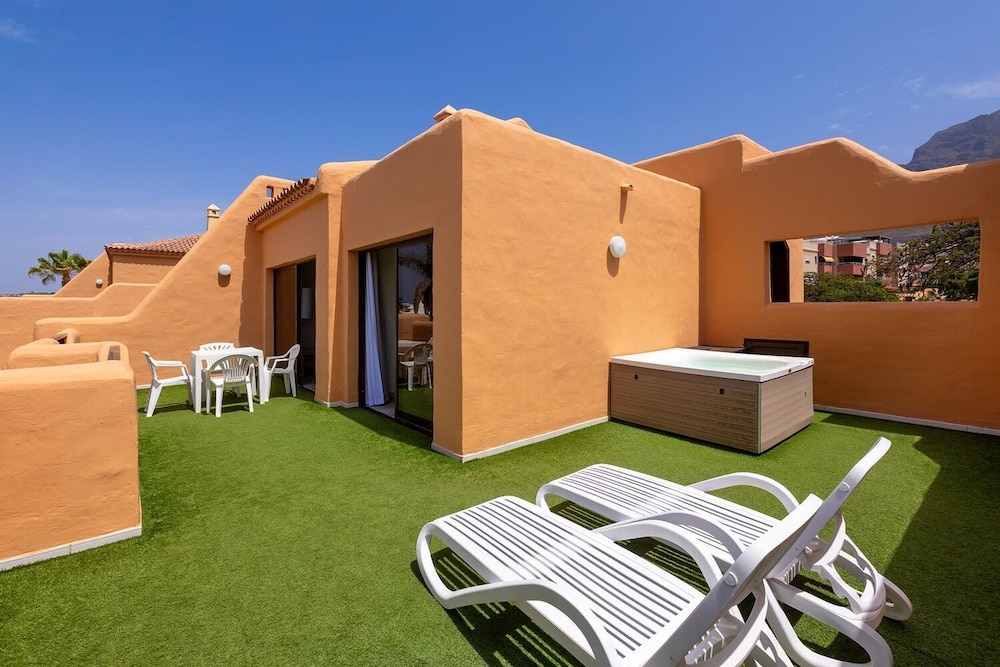 Habitación doble Balcón o Terraza Superior Vista ciudad Premium Sofá Cama incluido 2 Camas individuales del hotel Tagoro Family and Fun Costa Adeje. Foto 10