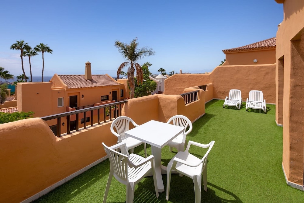 Habitación doble Balcón o Terraza Superior Vista ciudad Premium Sofá Cama incluido 2 Camas individuales del hotel Tagoro Family and Fun Costa Adeje. Foto 11