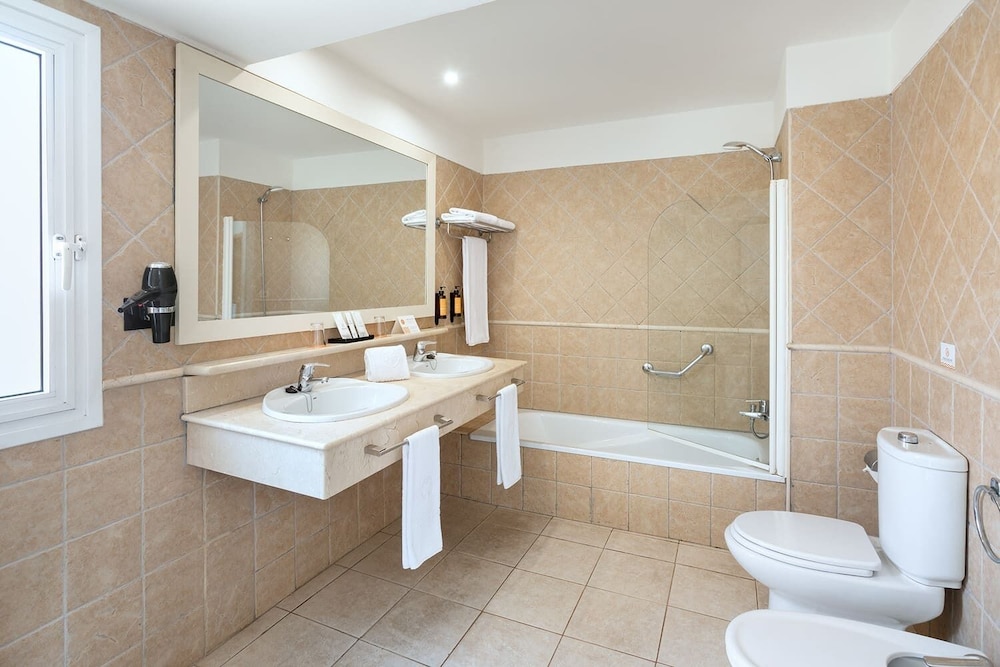 Habitación doble Balcón o Terraza Superior Vista ciudad Premium Sofá Cama incluido 2 Camas individuales del hotel Tagoro Family and Fun Costa Adeje. Foto 12