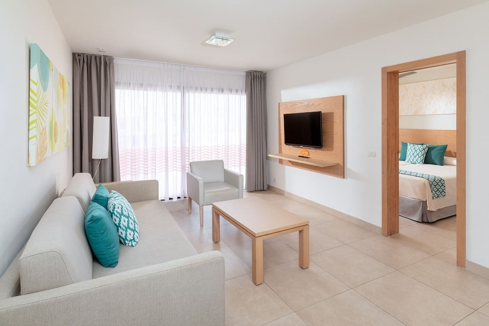 Habitación Deluxe (3 people) del hotel Tagoro Family and Fun Costa Adeje. Foto 4