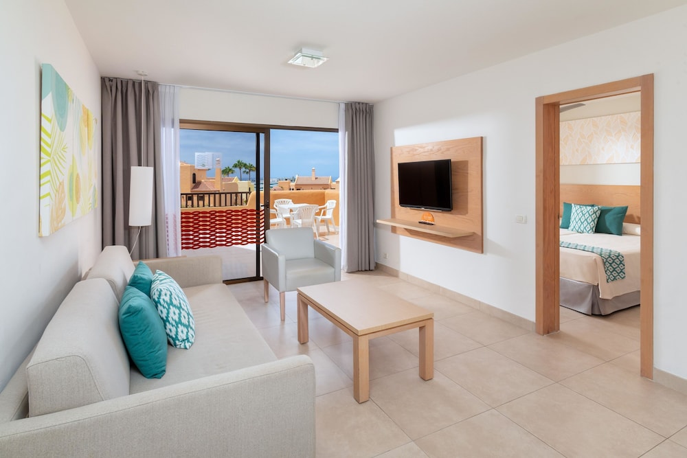 Habitación Deluxe (3 people) del hotel Tagoro Family and Fun Costa Adeje. Foto 6