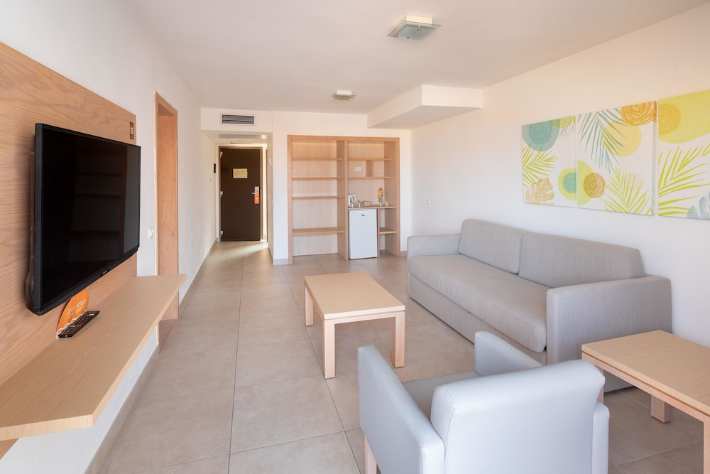 Habitación Deluxe (3 people) del hotel Tagoro Family and Fun Costa Adeje. Foto 7