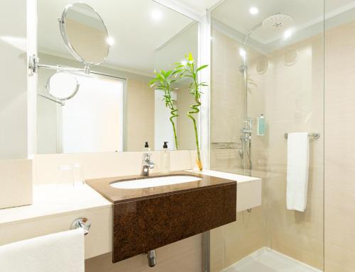 Habitación doble Vista Mar Superior 3 camas individuales del hotel HOVIMA Cool Costa Adeje. Foto 2