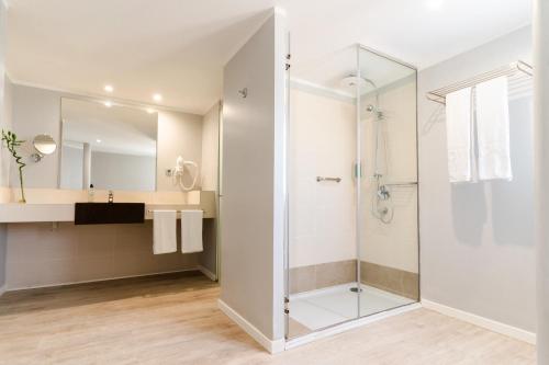 Suite Vista Mar Superior 1 Cama Individual 1 Cama doble del hotel HOVIMA Cool Costa Adeje. Foto 2