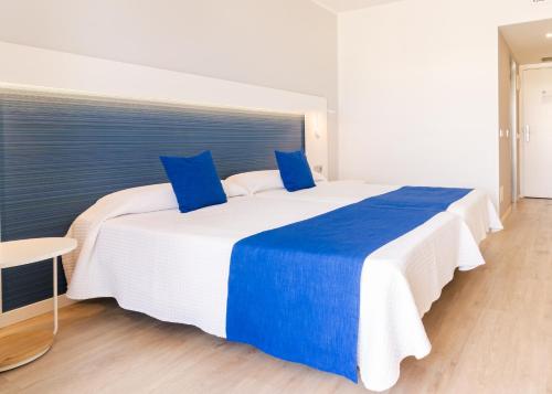 Habitación doble Vista Mar Balcón o Terraza Superior Confort 3 camas individuales del hotel HOVIMA Cool Costa Adeje. Foto 2