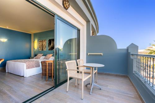 Habitación Doble Estándar - 2 camas del hotel Adrián Hoteles Colón Guanahaní Adultos Only. Foto 6