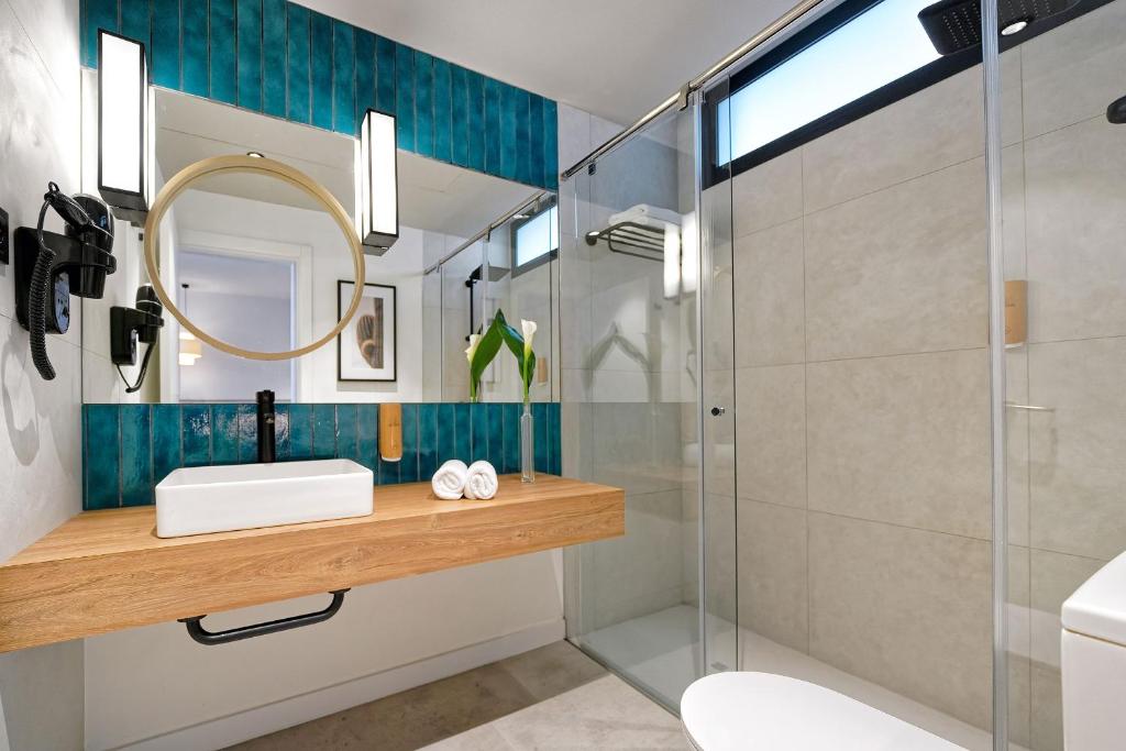 Habitación familiar Vista Jardin del hotel HOVIMA Suites Costa Adeje. Foto 1