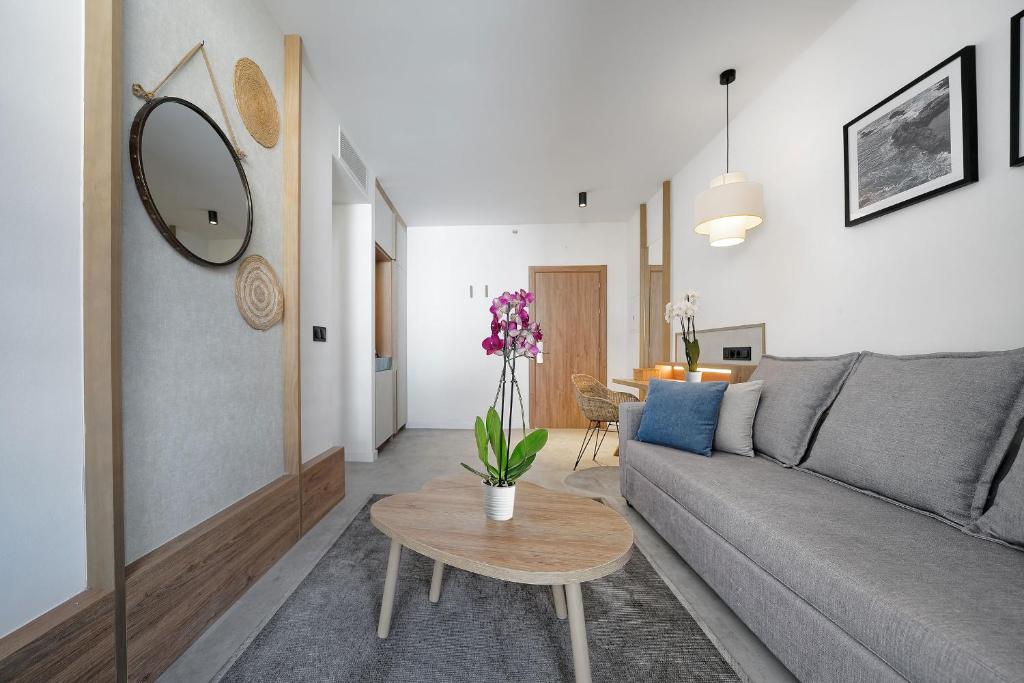 Habitación familiar Vista Jardin del hotel HOVIMA Suites Costa Adeje. Foto 2