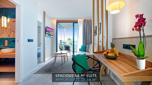 Excellence Suite with Sea View del hotel HOVIMA Suites Costa Adeje