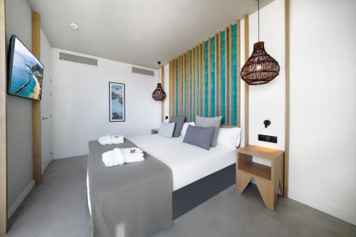 Suite con vistas a la piscina del hotel HOVIMA Suites Costa Adeje. Foto 3