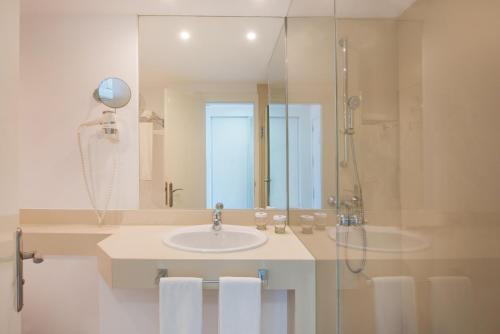 Habitación doble Vista Mar Balcón o Terraza 2 Camas individuales del hotel Iberostar Waves Bouganville Playa. Foto 3