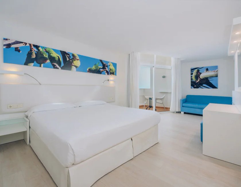 Habitación familiar Balcón o Terraza Balcón o Terraza 1 habitación Sofá Cama incluido Sofá Cama incluido 2 Camas individuales 2 Camas individuales del hotel Iberostar Waves Bouganville Playa. Foto 1