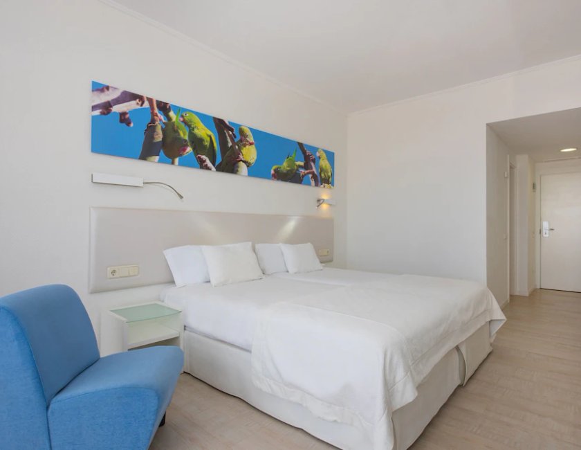 Habitación familiar Balcón o Terraza Balcón o Terraza 1 habitación Sofá Cama incluido Sofá Cama incluido 2 Camas individuales 2 Camas individuales del hotel Iberostar Waves Bouganville Playa. Foto 6