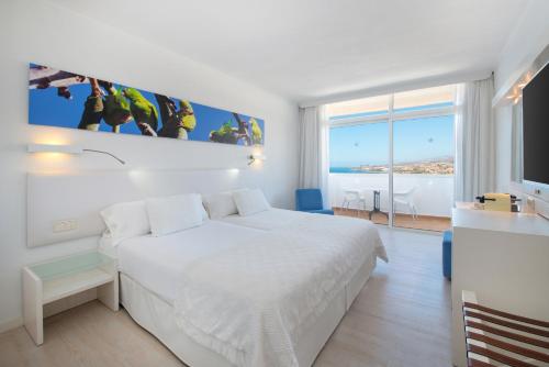 Habitación Doble Star Prestige con vistas laterales al mar y acceso al salón executive del hotel Iberostar Waves Bouganville Playa