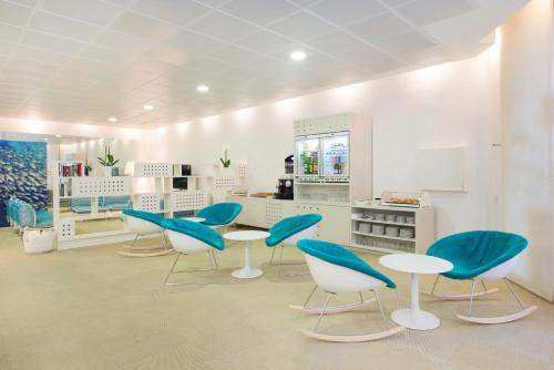 Habitación Doble Star Prestige con vistas laterales al mar y acceso al salón executive del hotel Iberostar Waves Bouganville Playa. Foto 3