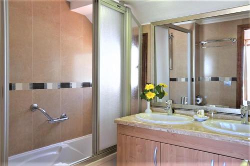 Apartamento de 1 dormitorio con vistas al mar del hotel Ona Beverly Hills Suites. Foto 1