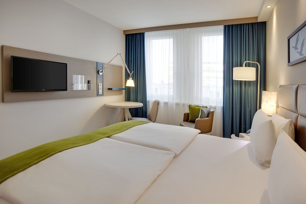 Habitación estándar, 1 cama de matrimonio grande del hotel Holiday Inn Berlin City East Side. Foto 1