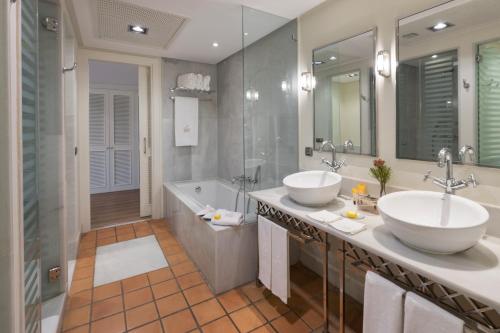 Suite con vistas al mar del hotel Bahia Del Duque. Foto 5