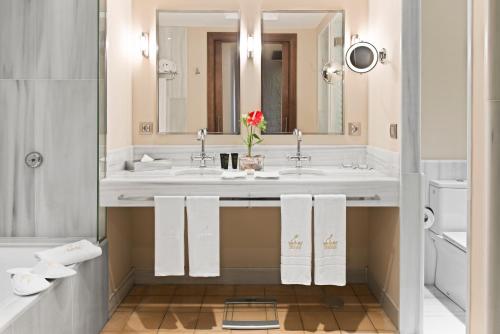 Habitación doble Vista Jardin 1 Cama king 1 habitación 1 Cama Individual del hotel Bahia Del Duque. Foto 6