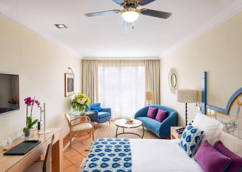 Habitación doble Vista Jardin 1 Cama king 1 habitación 1 Cama Individual del hotel Bahia Del Duque. Foto 7