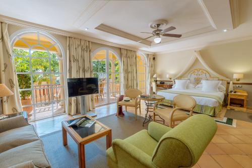 Suite Junior con vistas al jardín del hotel Bahia Del Duque. Foto 1