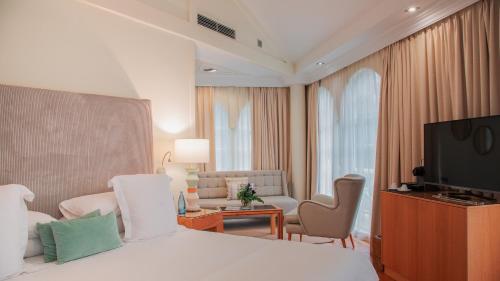 Suite Junior con vistas al jardín del hotel Bahia Del Duque. Foto 4