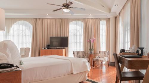 Suite Junior con vistas al jardín del hotel Bahia Del Duque. Foto 5