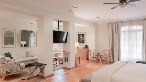 Suite Junior con vistas al jardín del hotel Bahia Del Duque. Foto 6