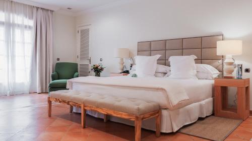 Suite Junior con vistas al jardín del hotel Bahia Del Duque. Foto 7