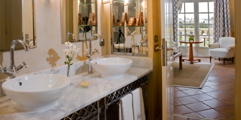 Suite Ducal Vista Jardín del hotel Bahia Del Duque. Foto 1