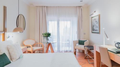 Double Room Sea View (2 Adults + 1 Child) del hotel Bahia Del Duque. Foto 2