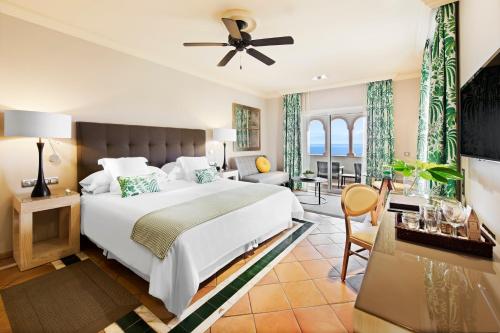 Double Room Sea View (2 Adults + 1 Child) del hotel Bahia Del Duque. Foto 3