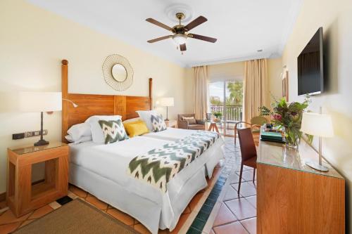 Double Room Sea View (2 Adults + 1 Child) del hotel Bahia Del Duque. Foto 4