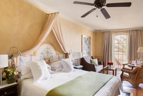 Double Room Garden View (2 Adults + 1 Child) del hotel Bahia Del Duque. Foto 5