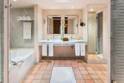 Junior Suite Garden View del hotel Bahia Del Duque