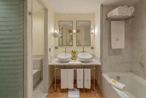 Double Room Casas Ducales Garden View (3 Adults) del hotel Bahia Del Duque. Foto 4