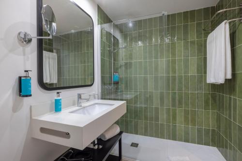 Habitación Doble Superior con vistas al océano del hotel AluaSoul Costa Adeje. Foto 1