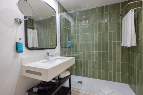 Habitación Doble Superior con vistas a la piscina del hotel AluaSoul Costa Adeje. Foto 4