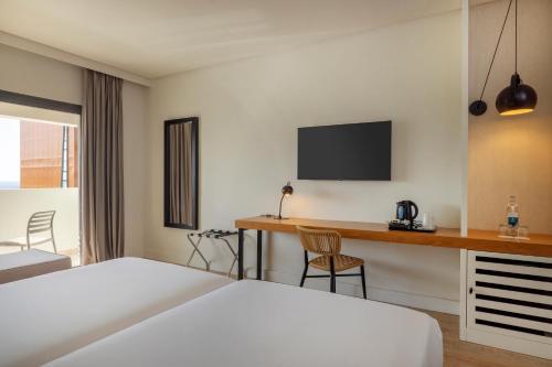 Habitación Doble Superior con vistas a la piscina del hotel AluaSoul Costa Adeje