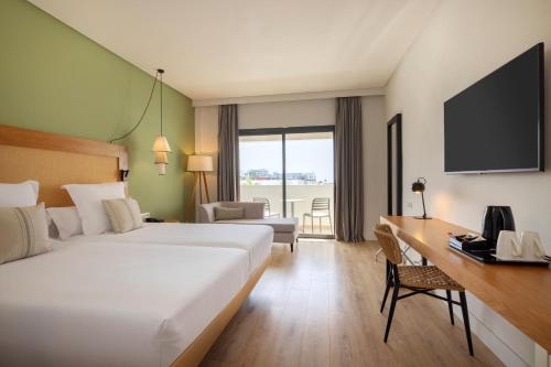 Habitación Doble Superior con vistas a la piscina del hotel AluaSoul Costa Adeje. Foto 3