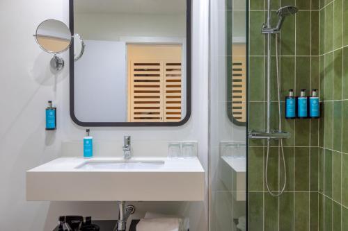 Habitación Doble Superior con vistas al océano del hotel AluaSoul Costa Adeje. Foto 3