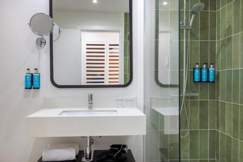 Habitación Doble Superior My Favorite Club con vistas al océano del hotel AluaSoul Costa Adeje. Foto 5