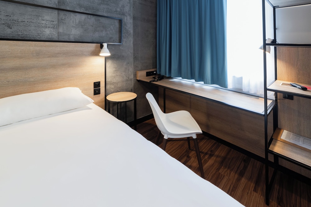 Habitacion Standard con 1 cama doble del hotel Ibis Namur Centre. Foto 4