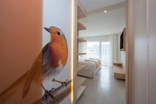 Habitación con 2 camas individuales y vistas laterales al mar del hotel Iberostar Selection Sábila. Foto 2