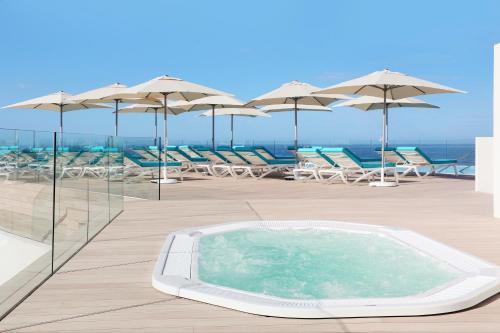 Habitación Doble Star Prestige con vistas laterales al mar y acceso al salón executive del hotel Iberostar Selection Sábila. Foto 2