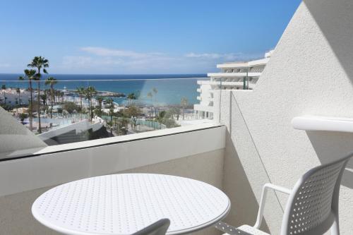 Habitación Doble Star Prestige con vistas laterales al mar y acceso al salón executive del hotel Iberostar Selection Sábila. Foto 11