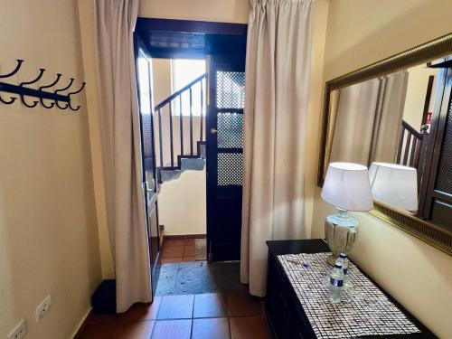 Habitación con cama grande del hotel Vilaflor. Foto 2