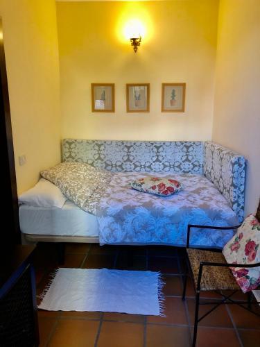 Habitación con cama grande del hotel Vilaflor. Foto 4